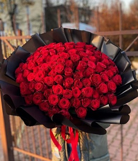 Большой красный букет "Жар пламени" из голландских роз